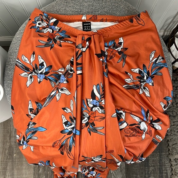 Orange Floral Skirt. SHEIN. Size XS. Size 2. - Picture 2 of 3
